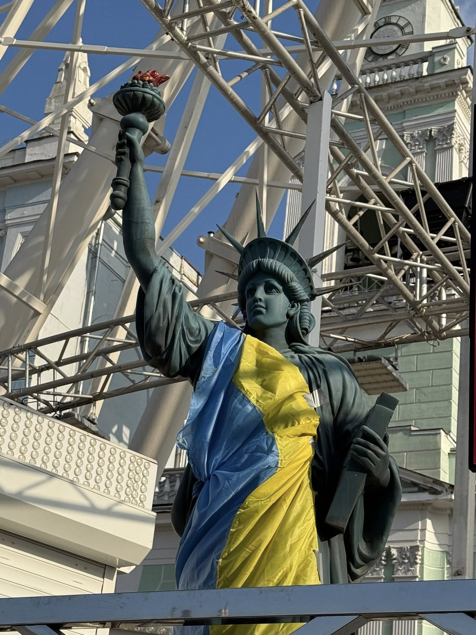 У Києві на оглядовому колесі встановили Статую Свободи - фото 2
