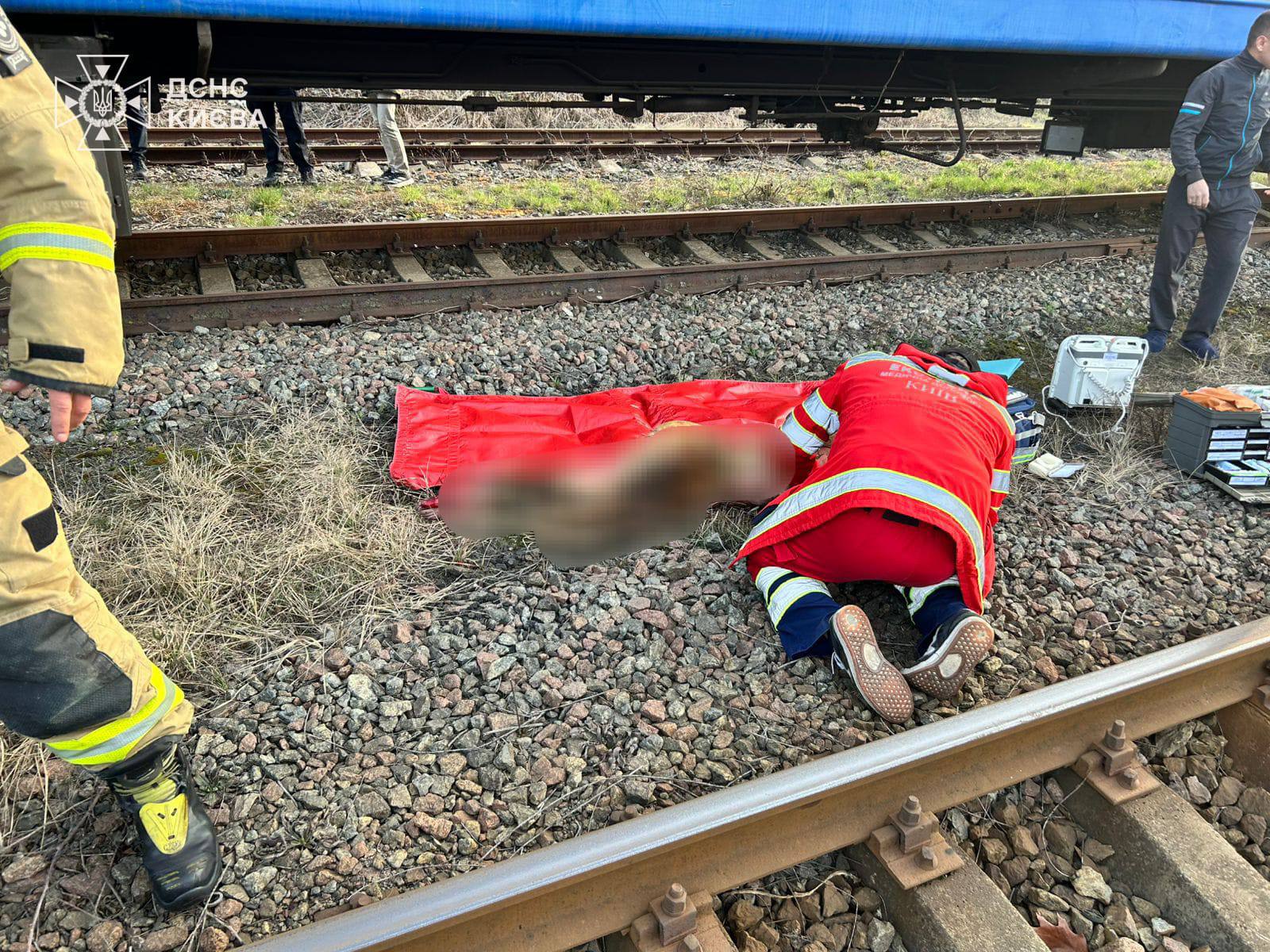 У Києві підлітків уразило струмом на даху потяга: один загинув, двоє в лікарні