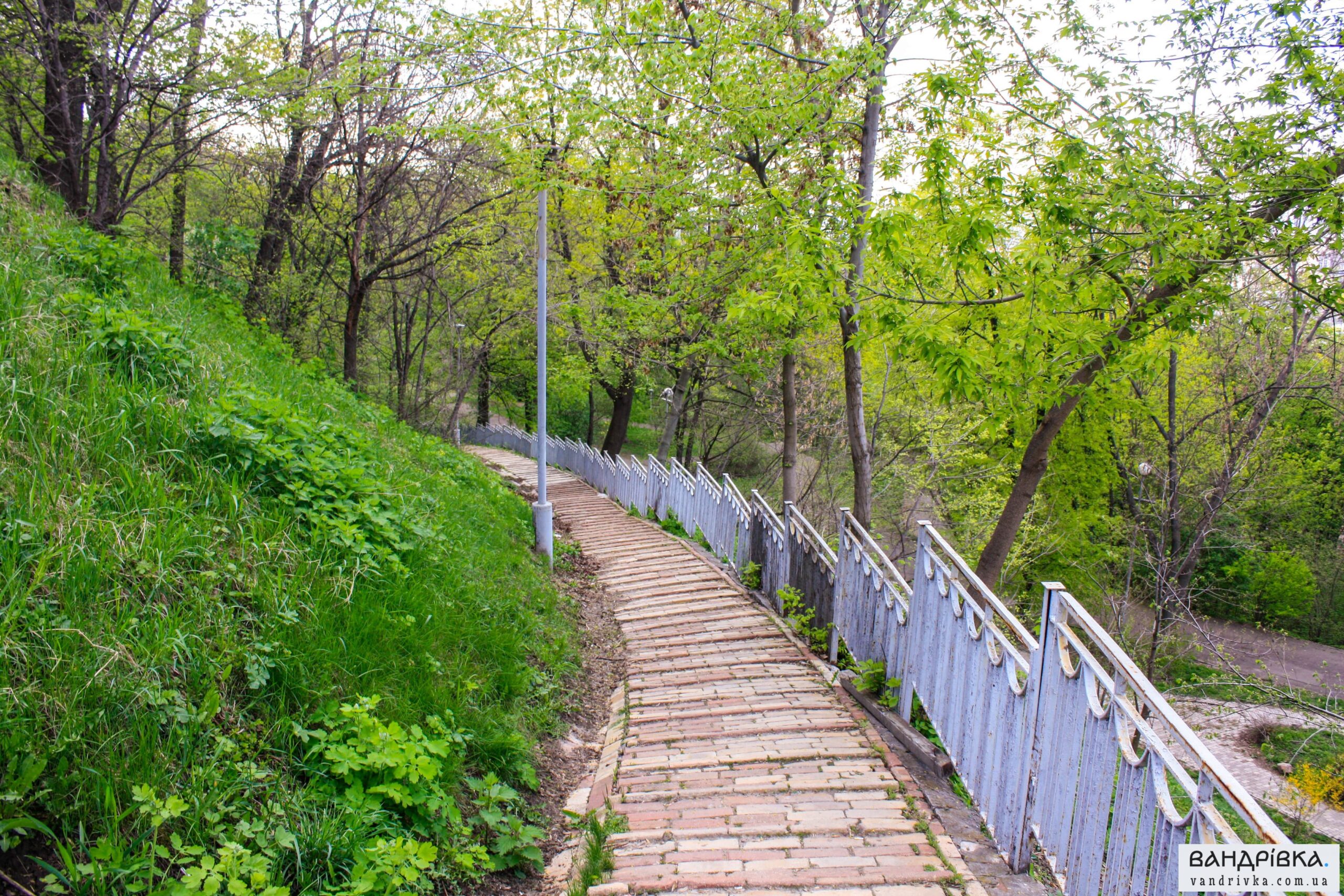 Володимирська гірка у Києві: парк із найкращими панорамами міста - фото 4