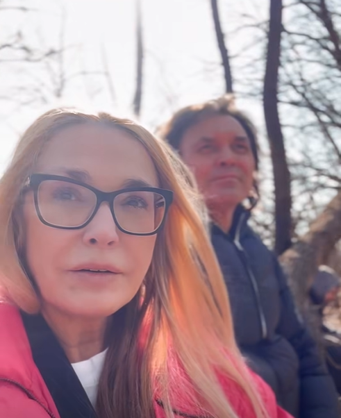 Репетиція вистави посеред лісу: Ольга Сумська показала, як їде до Харкова