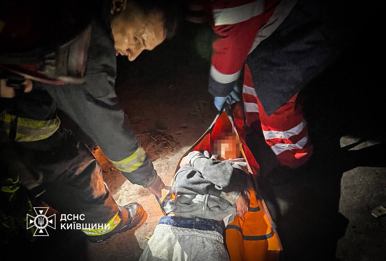На Київщині врятували дівчину, яка впала у шахту на території водонасосної станції