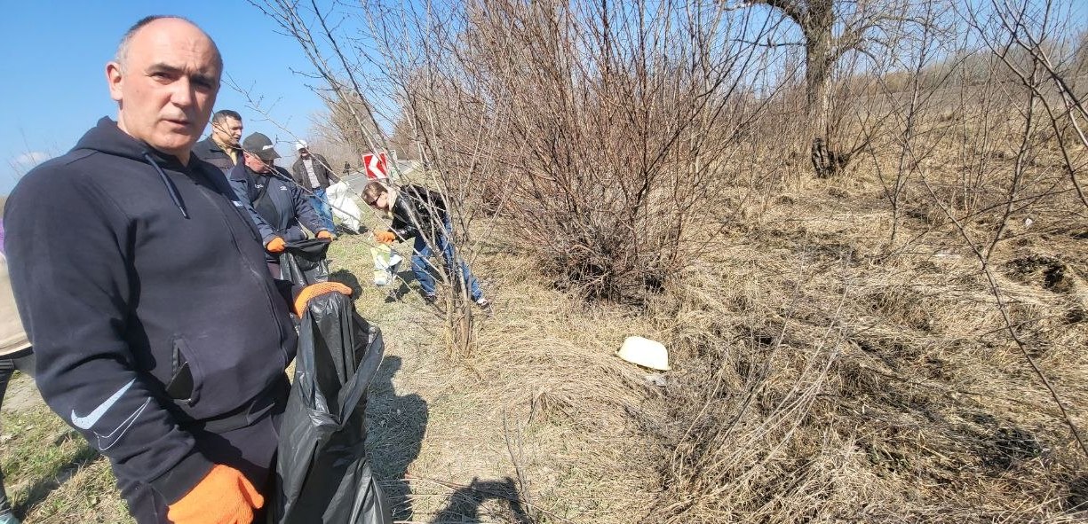 На Канівщині поприбирали на дорозі біля сміттєзвалища - фото 2