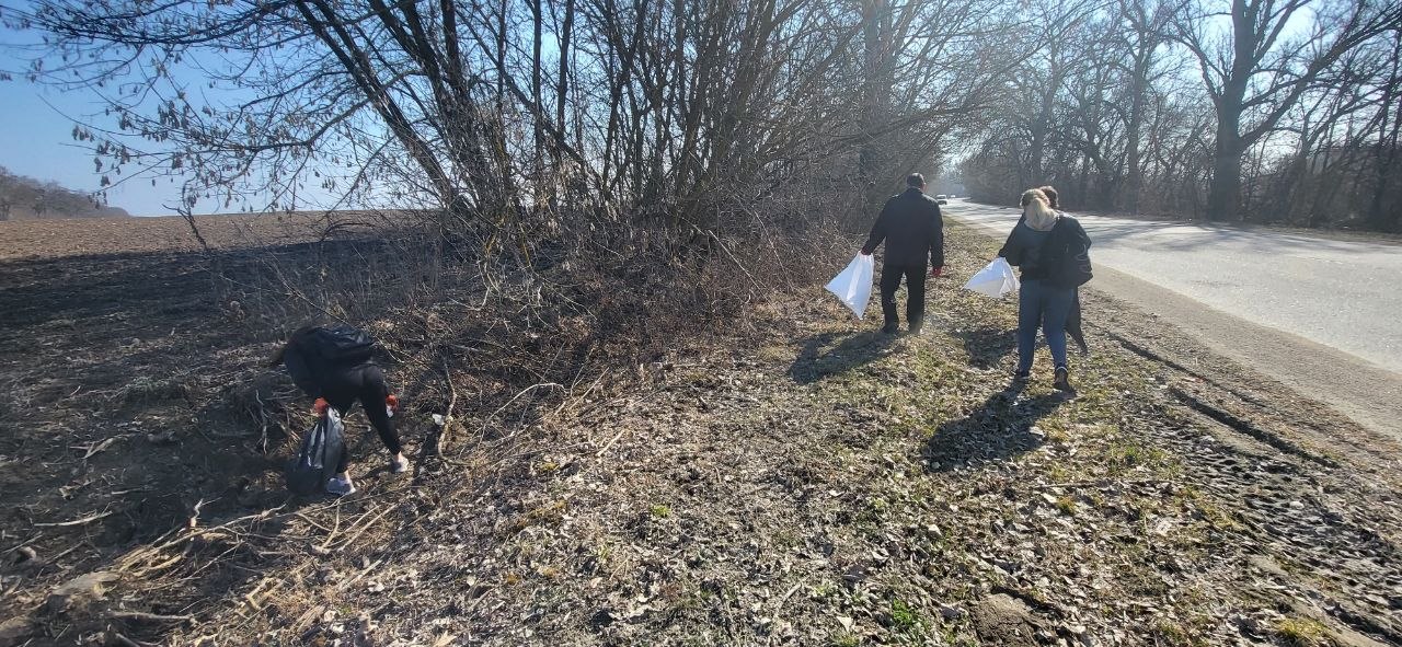 На Канівщині поприбирали на дорозі біля сміттєзвалища - фото 3