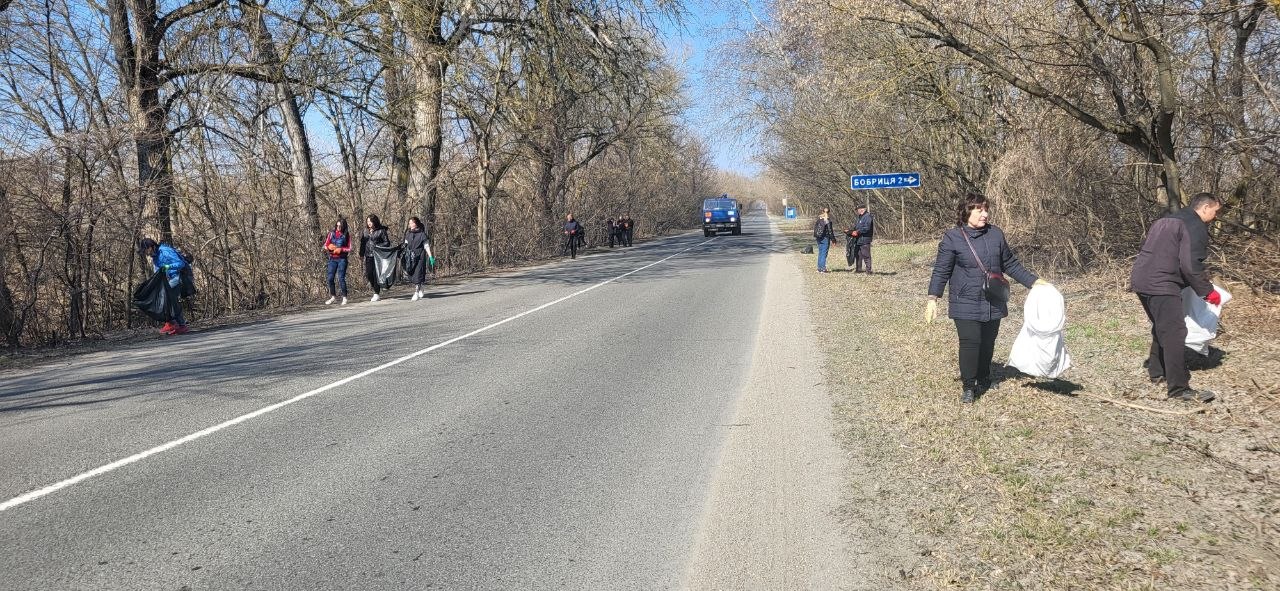 На Канівщині поприбирали на дорозі біля сміттєзвалища - фото 4