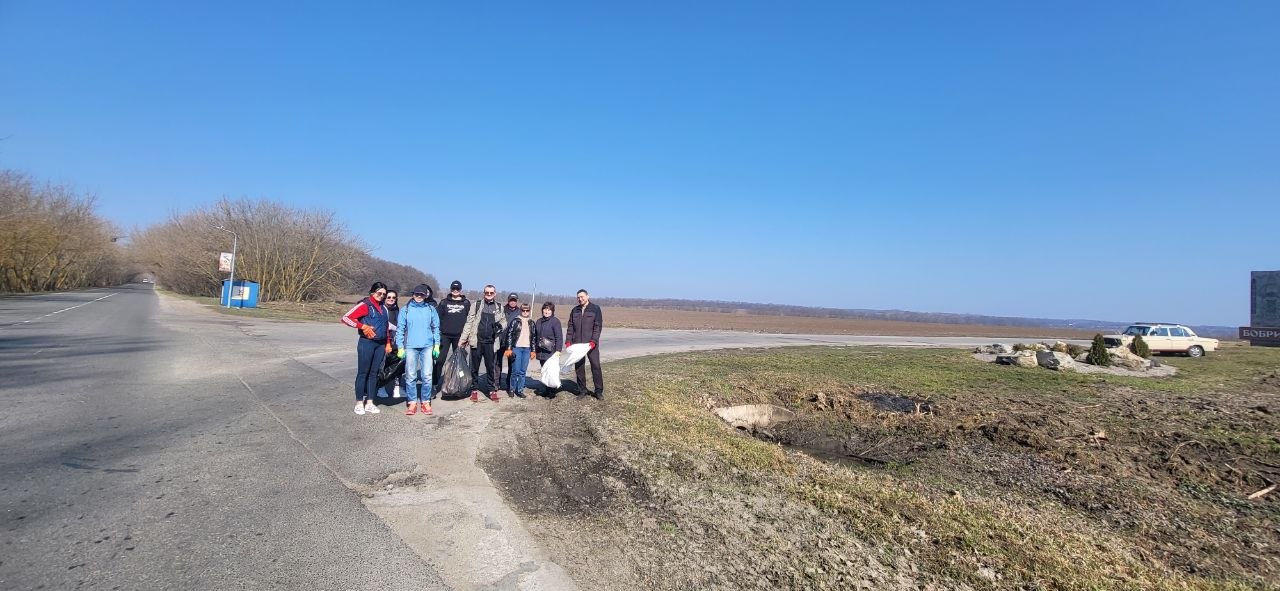 На Канівщині поприбирали на дорозі біля сміттєзвалища - фото 5