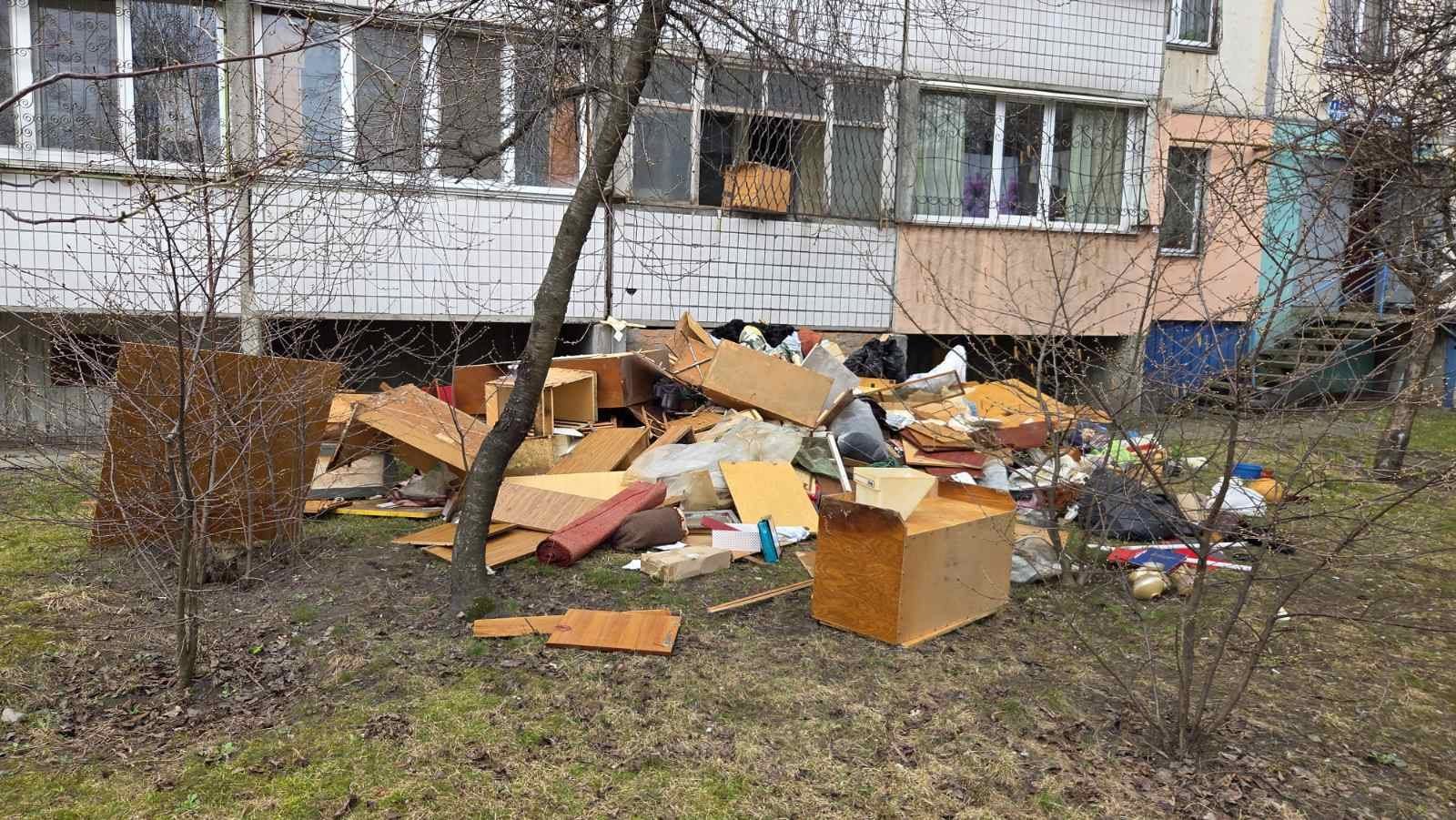 Купи сміття виявили у дворах черкаських будинків. Фото - фото 5