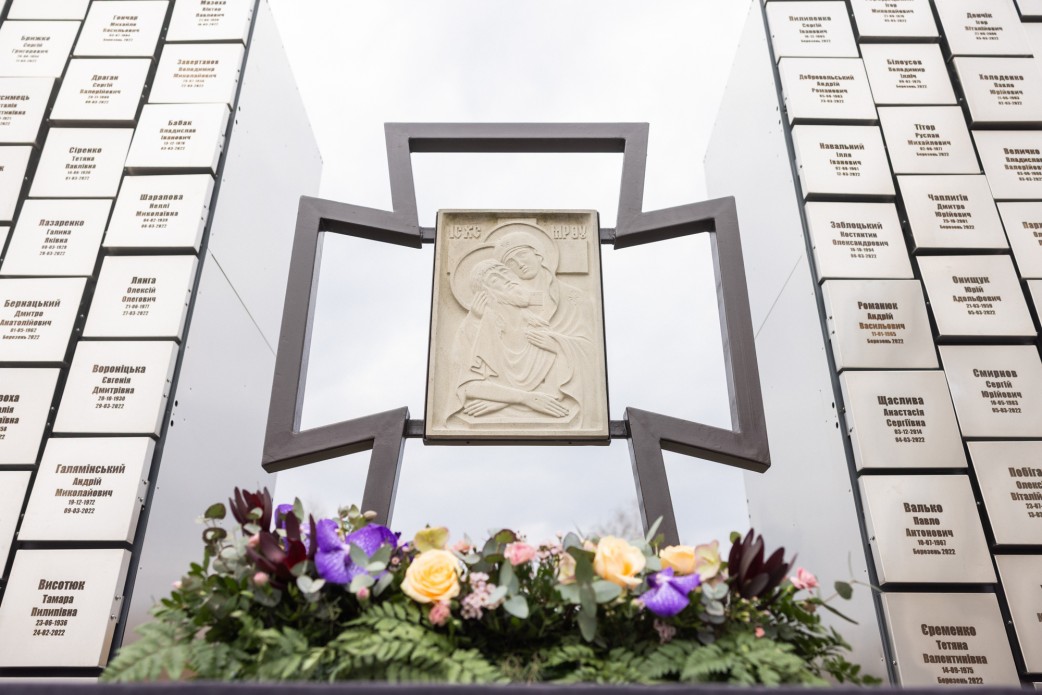 Президент і перша леді вшанували пам’ять українців, яких убили російські окупанти в Бучі