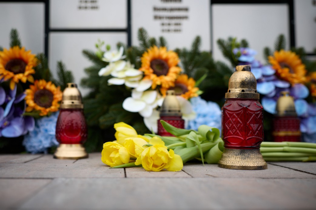 Президент і перша леді вшанували пам’ять українців, яких убили російські окупанти в Бучі - фото 3