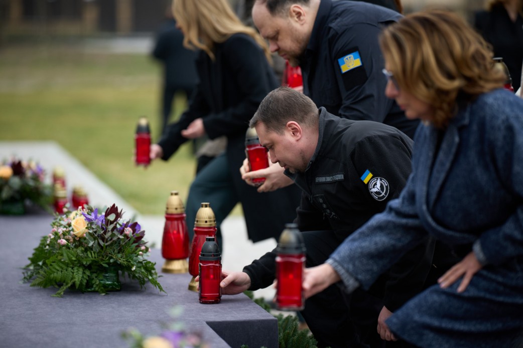 Президент і перша леді вшанували пам’ять українців, яких убили російські окупанти в Бучі - фото 2