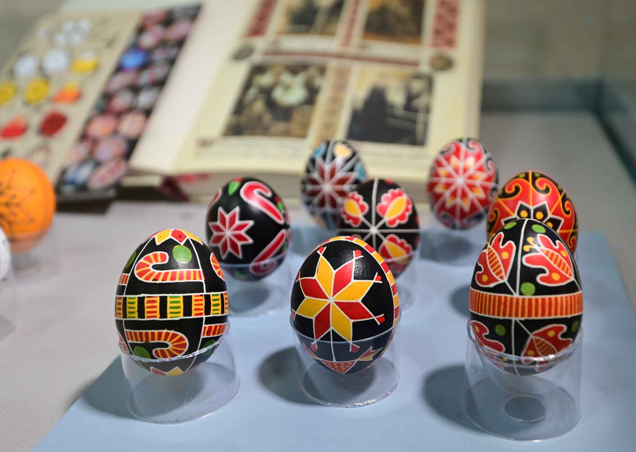 У Києві відкрили виставку про тисячолітню історію української писанки - фото 3