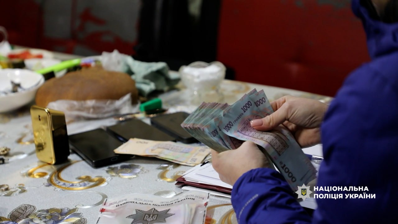 Чоловік та жінка збували амфетамін у Черкаській області - фото 2