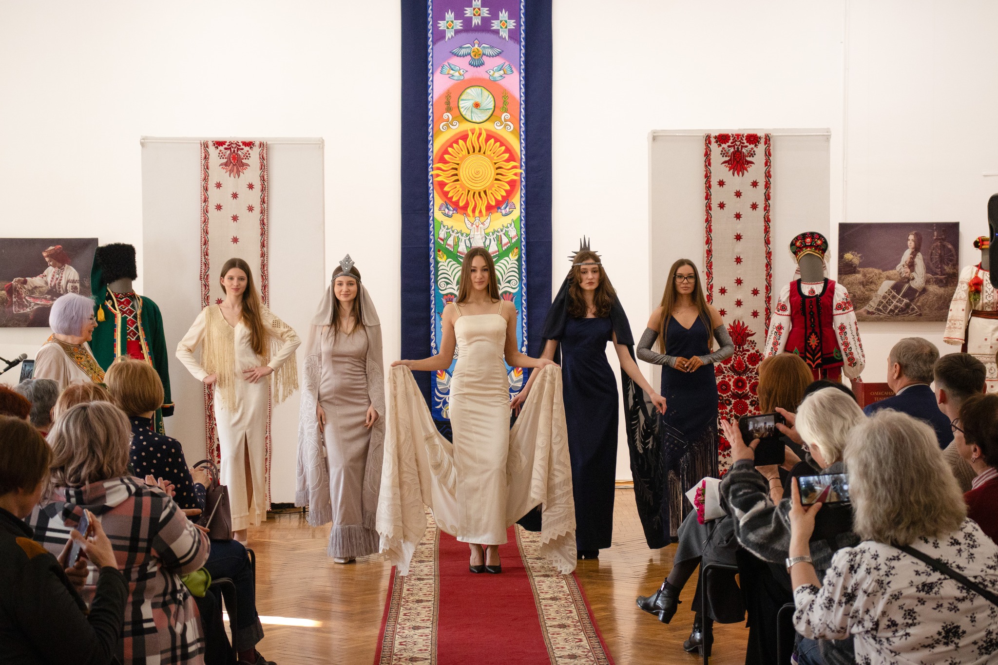 У Черкасах відкрили виставку Олександри Теліженко «Від ідеї до образу» - фото 5