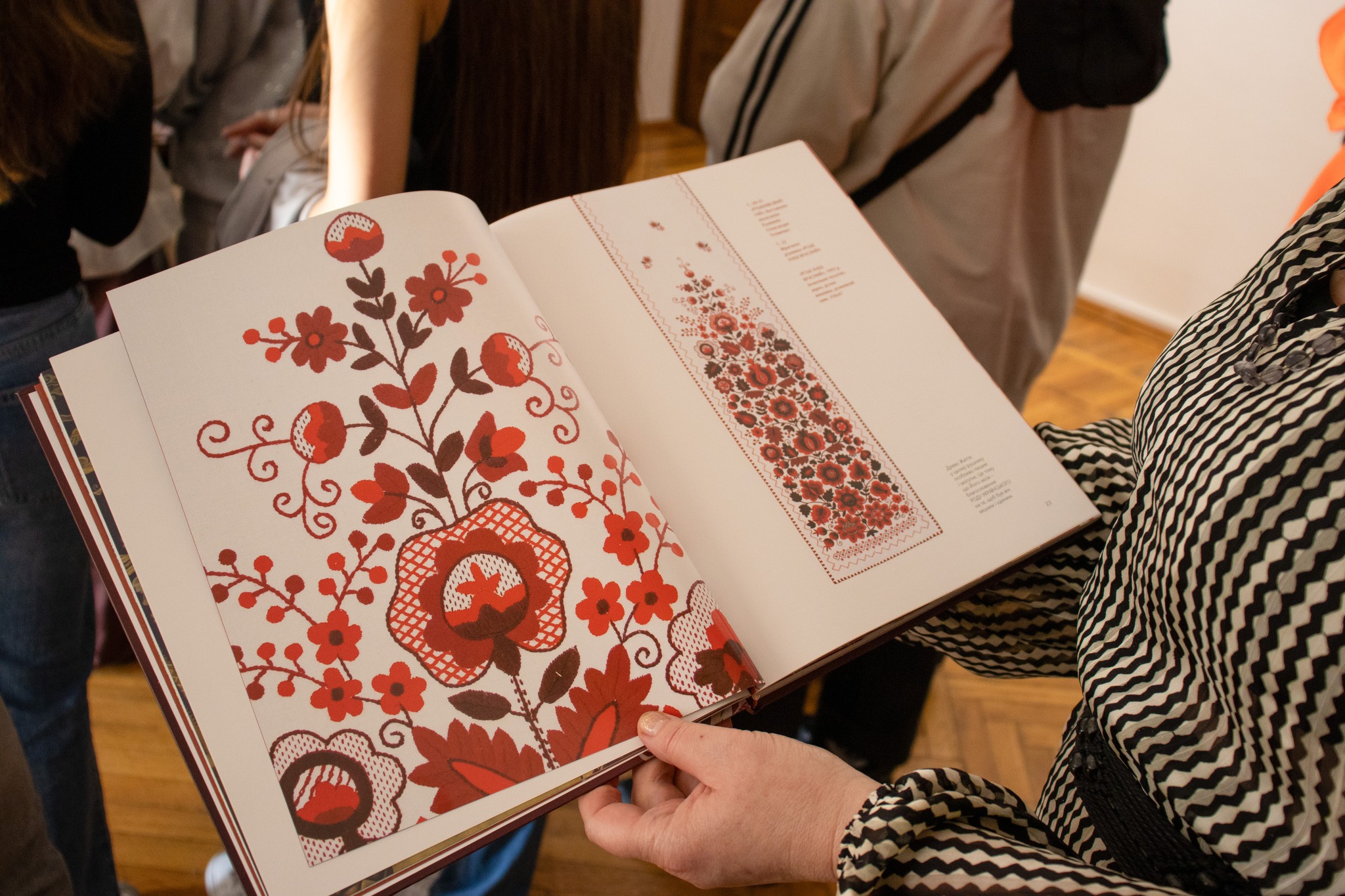 У Черкасах відкрили виставку Олександри Теліженко «Від ідеї до образу» - фото 8