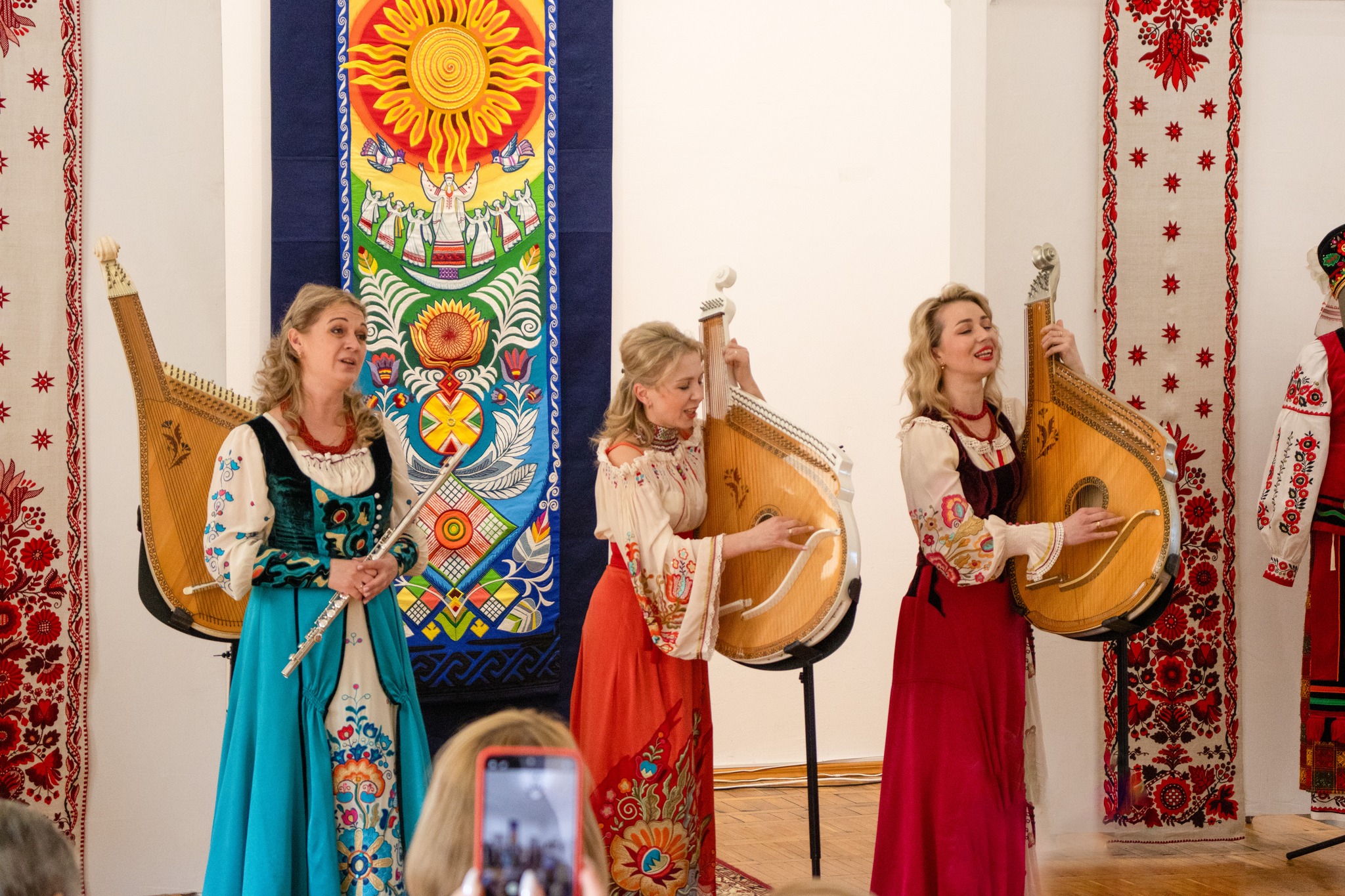 У Черкасах відкрили виставку Олександри Теліженко «Від ідеї до образу» - фото 10