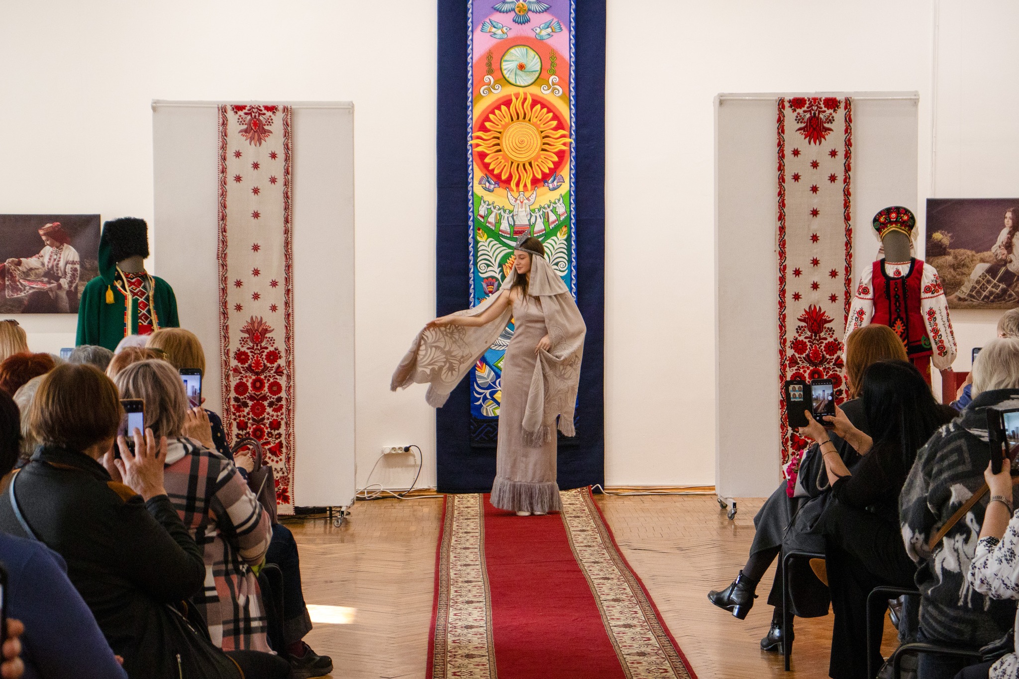 У Черкасах відкрили виставку Олександри Теліженко «Від ідеї до образу» - фото 6