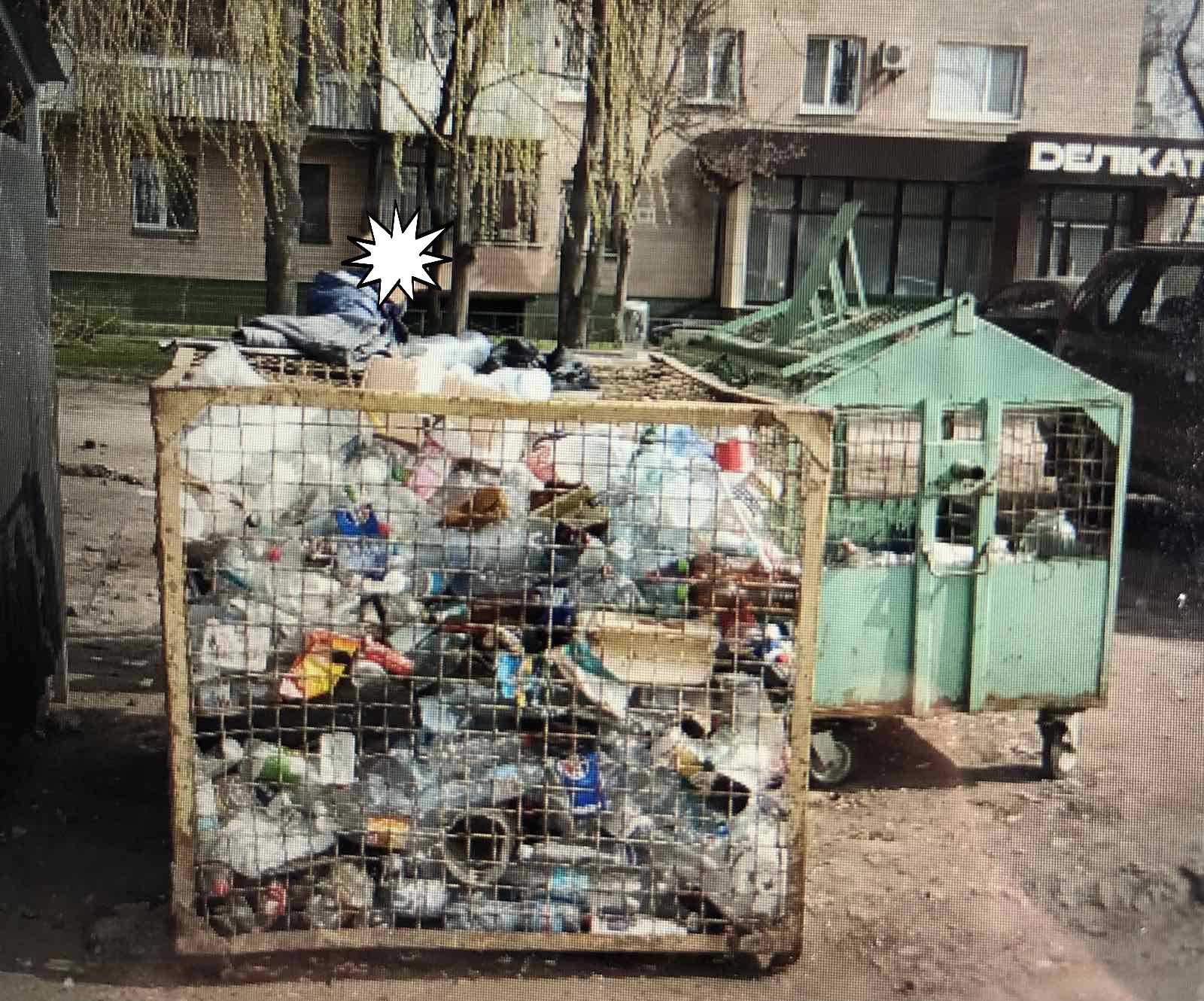 У Черкасах оштрафували компанію, яка не вивезла пляшки з контейнерів біля смітників