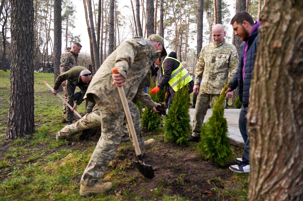 В Ірпені біля монументу «На щиті» висадили алею туй у пам’ять про українських воїнів - фото 2