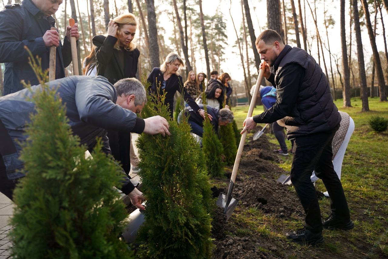 В Ірпені біля монументу «На щиті» висадили алею туй у пам’ять про українських воїнів - фото 3