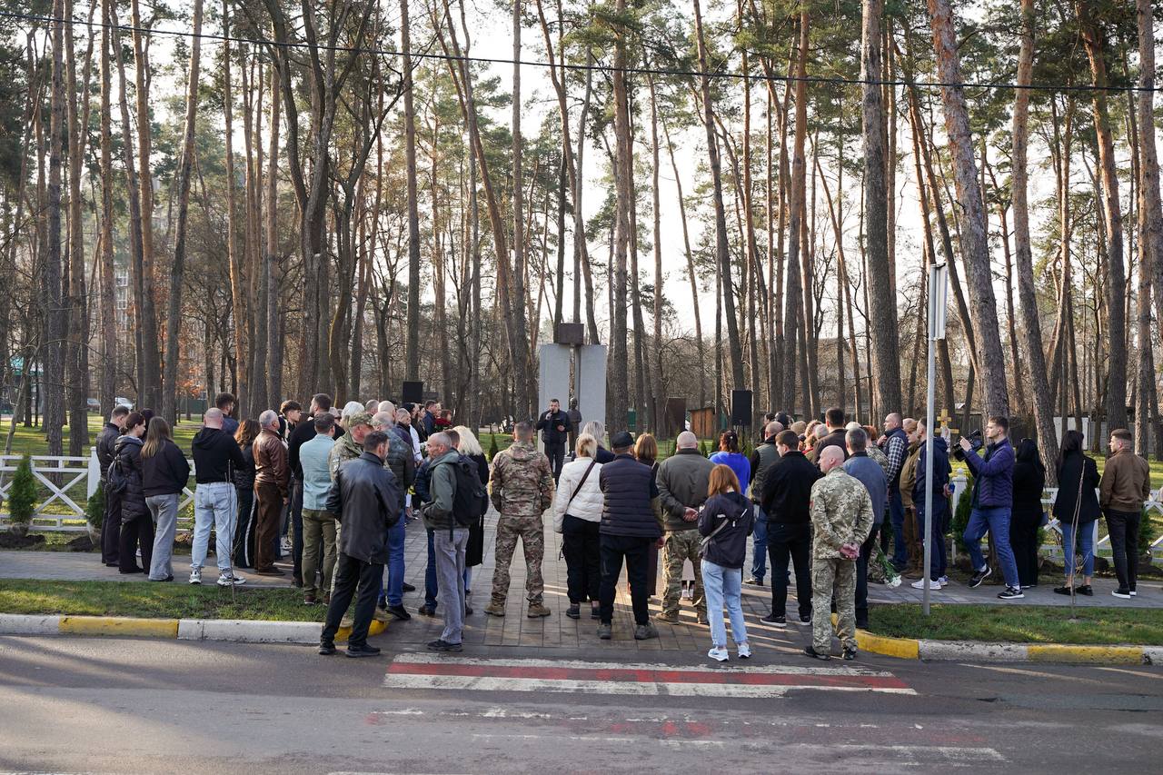 В Ірпені біля монументу «На щиті» висадили алею туй у пам’ять про українських воїнів