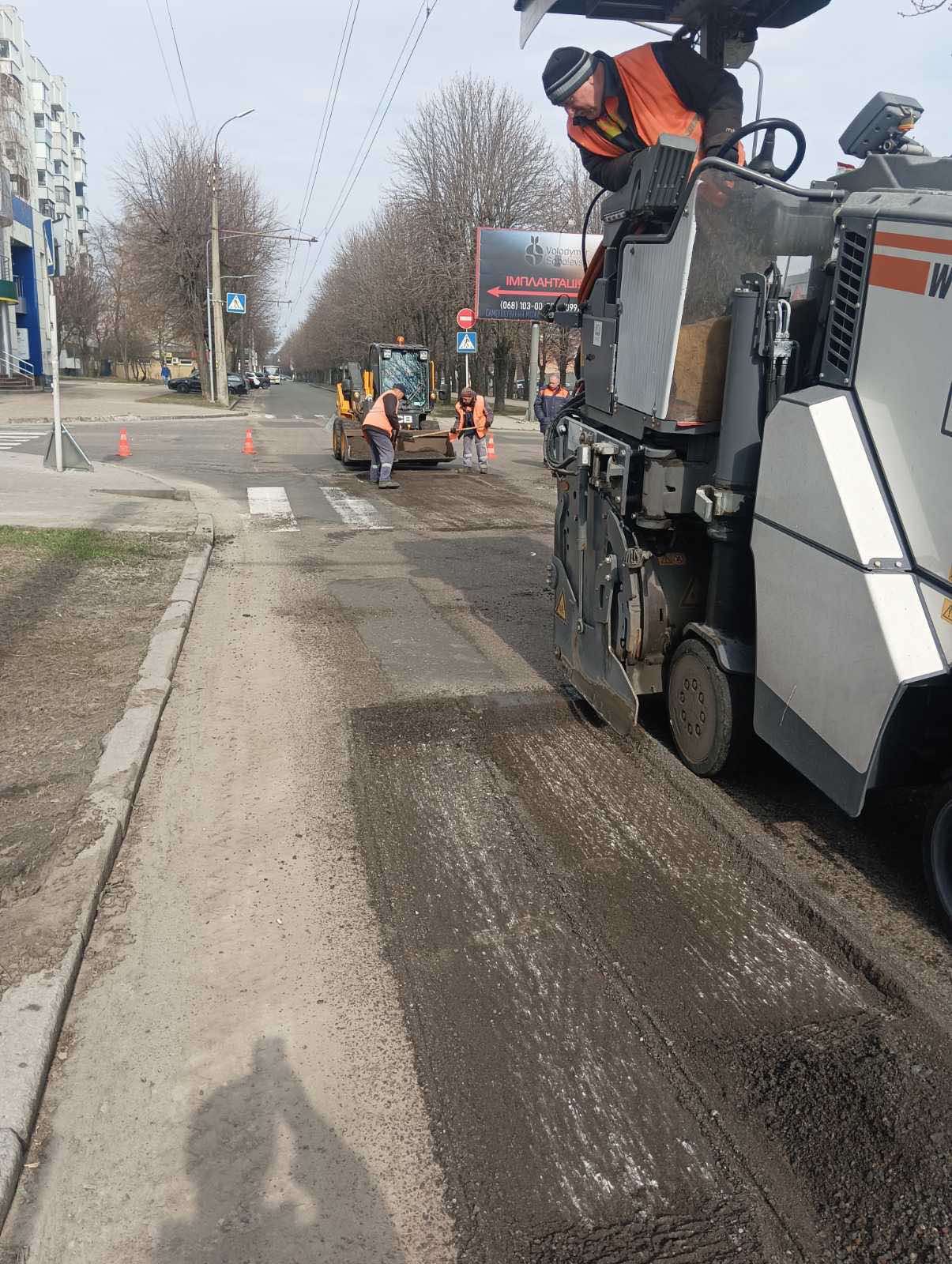 У Черкасах ремонтують дорожнє покриття на бульварі Шевченка