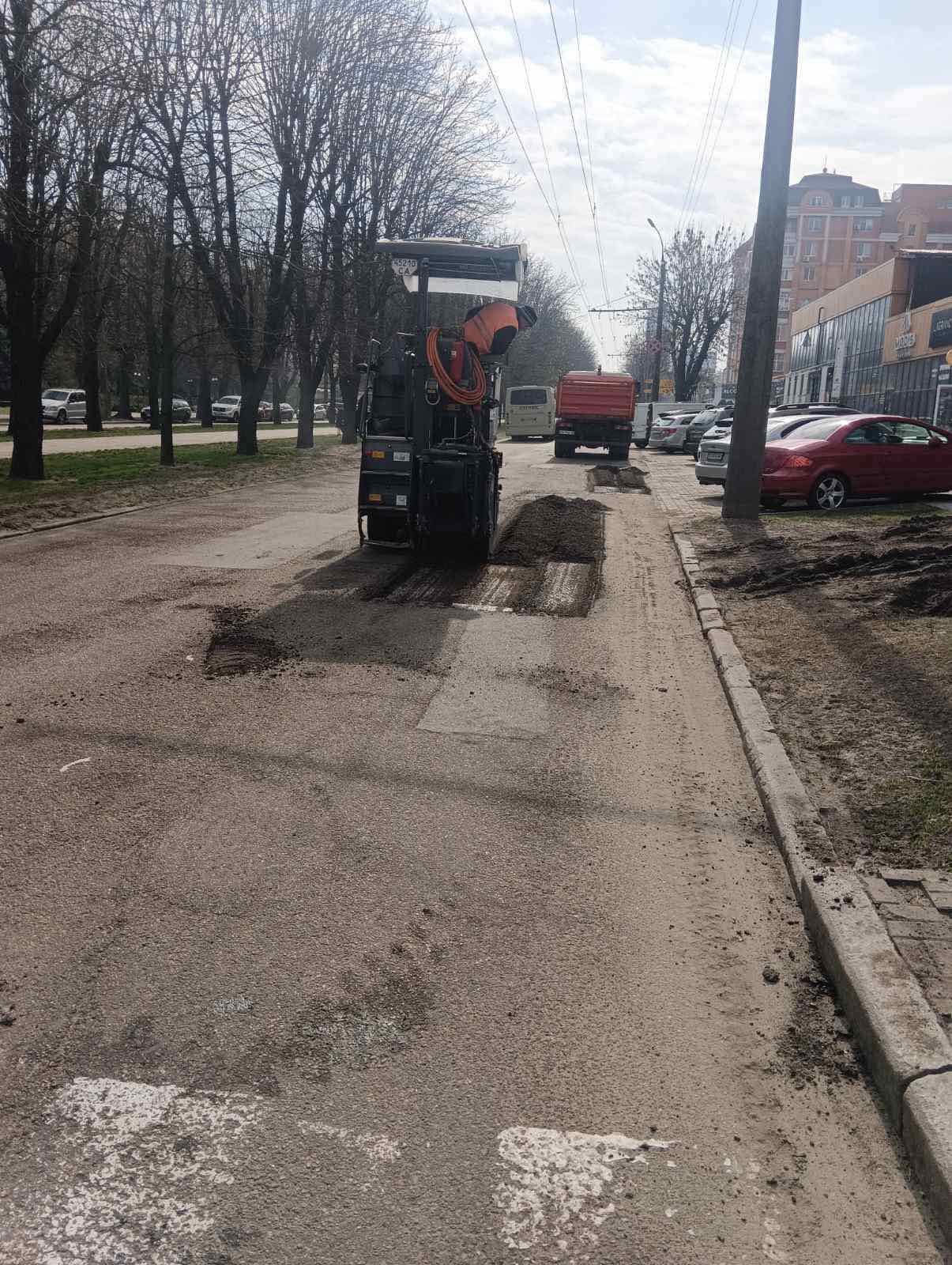 У Черкасах ремонтують дорожнє покриття на бульварі Шевченка - фото 2
