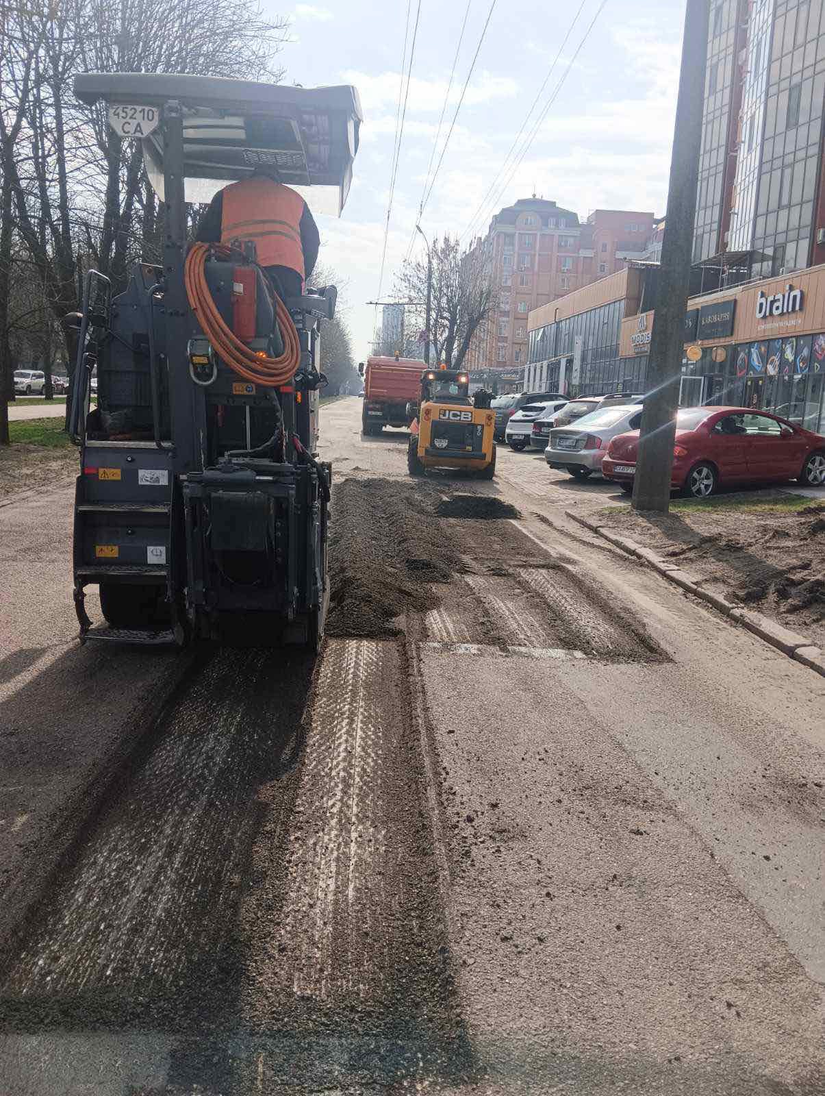 У Черкасах ремонтують дорожнє покриття на бульварі Шевченка - фото 3