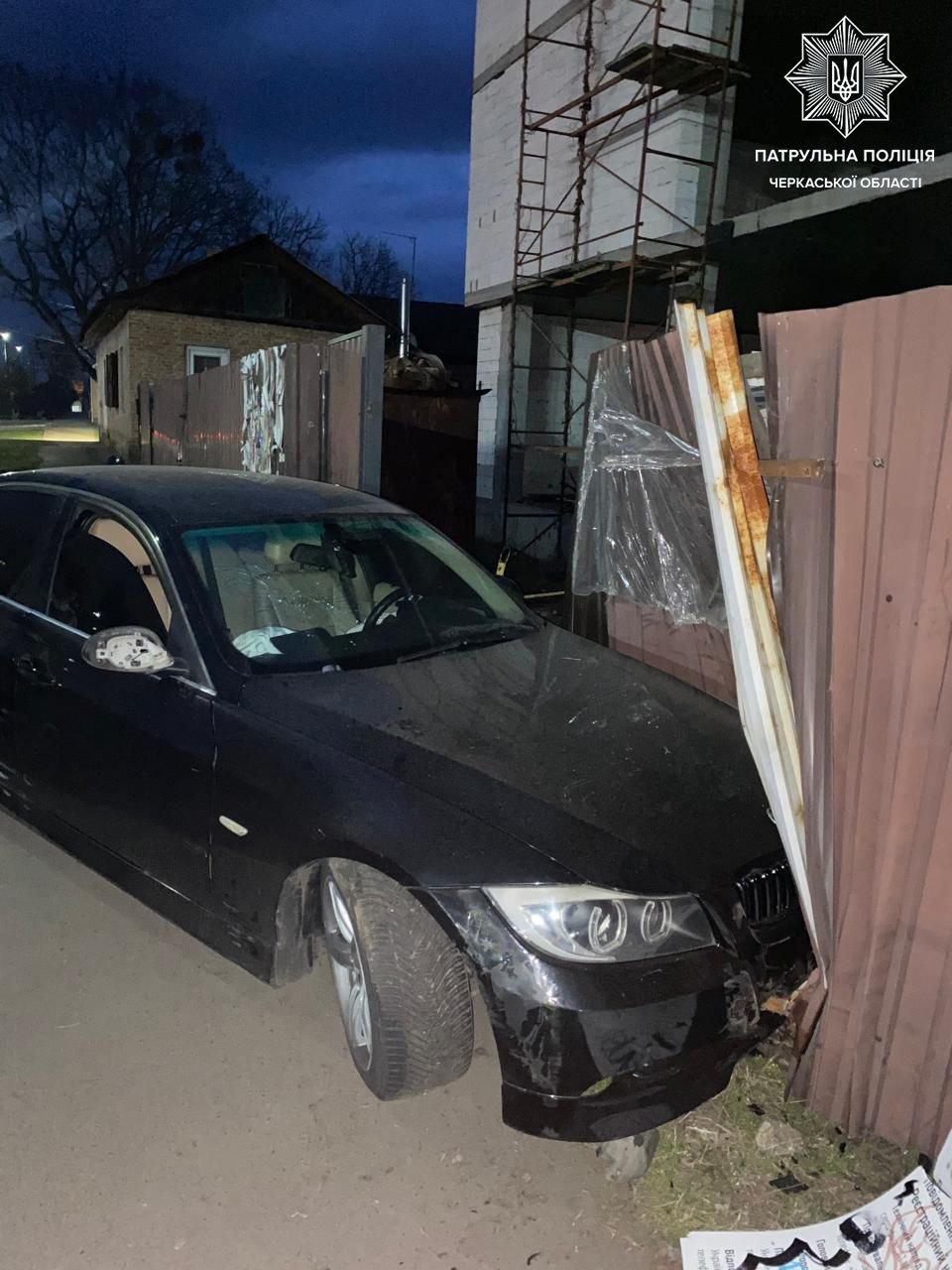 У Черкасах водій BMW протаранив паркан