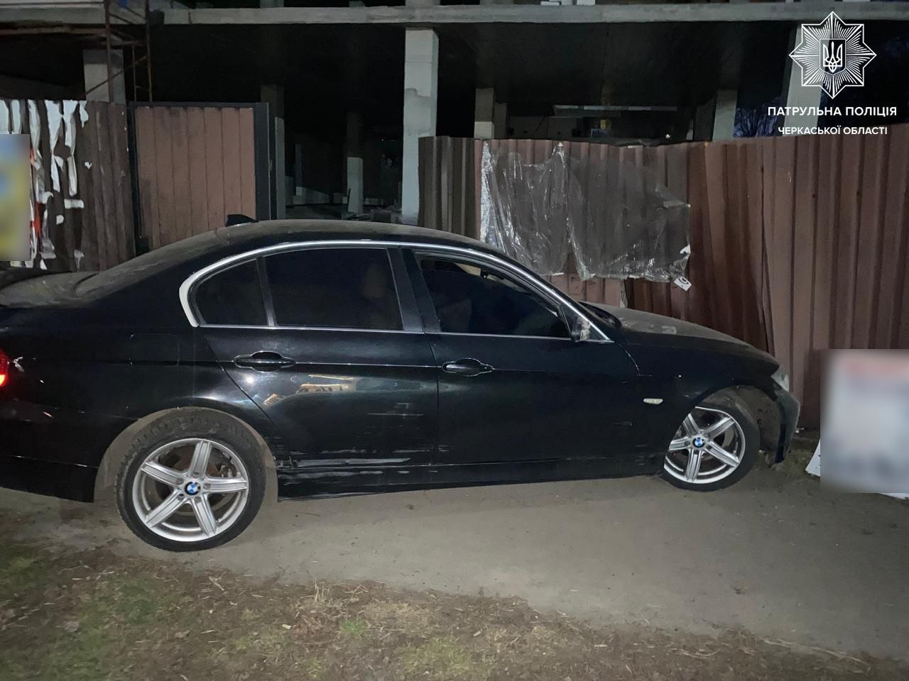У Черкасах водій BMW протаранив паркан - фото 2