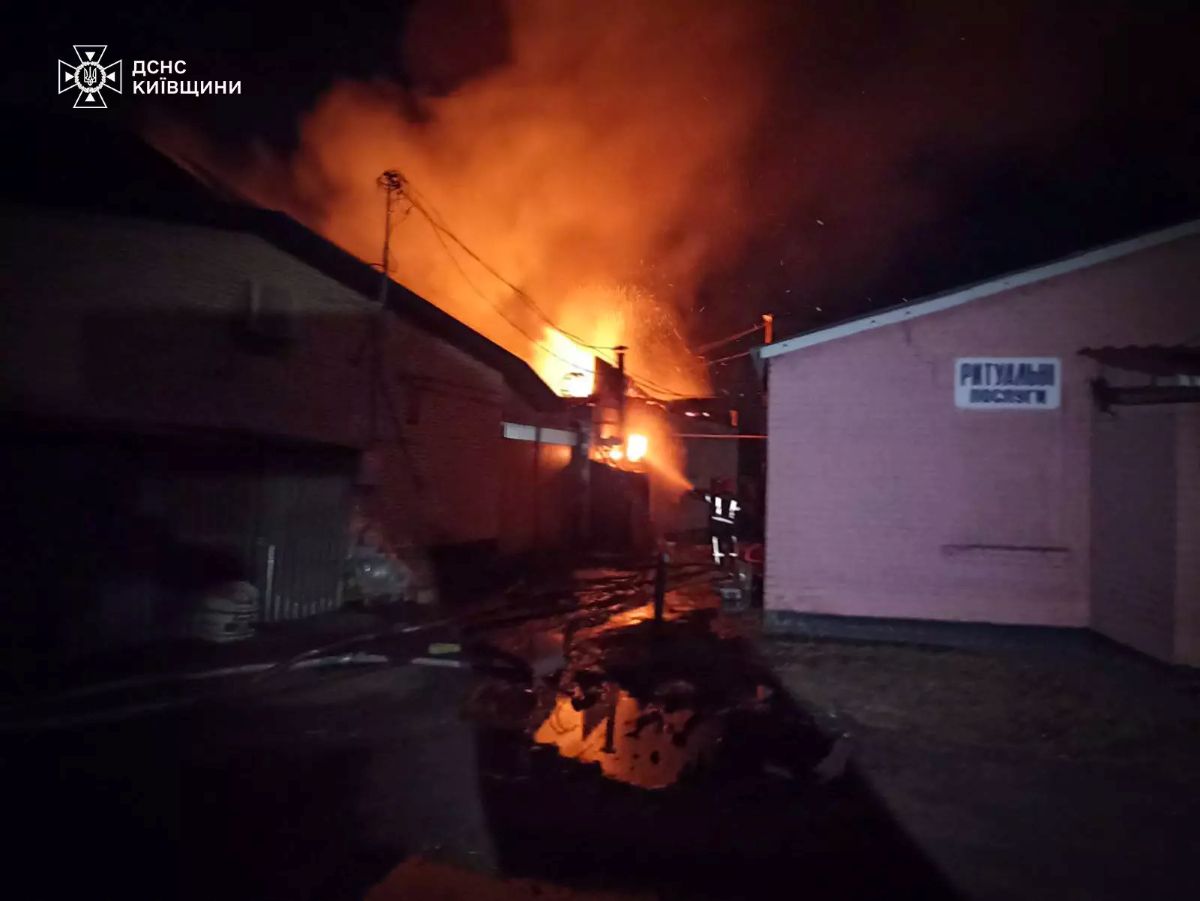 На Обухівщині горіла піцерія: пожежу гасили майже дві години - фото 2