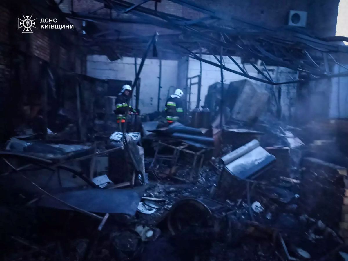 На Обухівщині горіла піцерія: пожежу гасили майже дві години