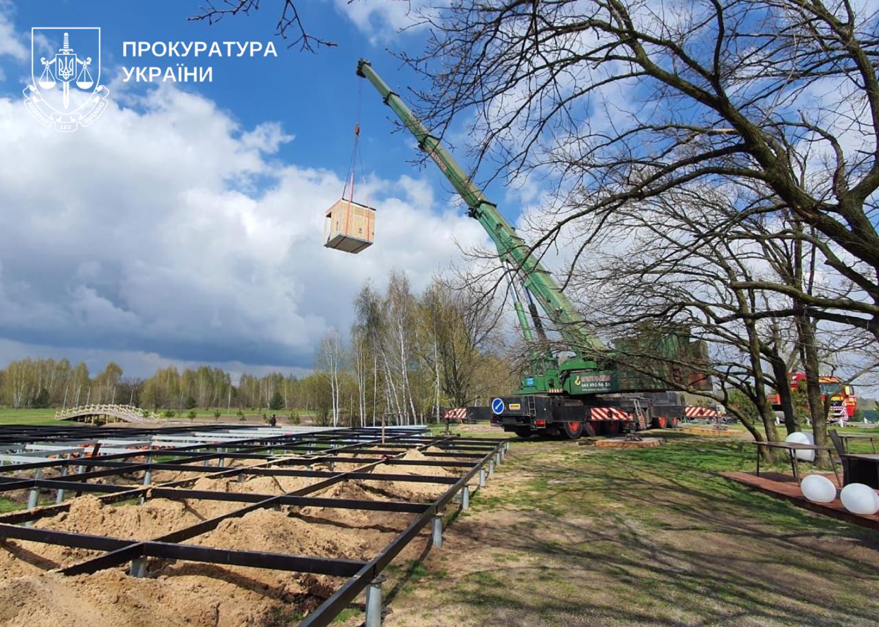 У Києві судитимуть підприємця, який мав будувати модульні будинки в Мощуні - фото 5