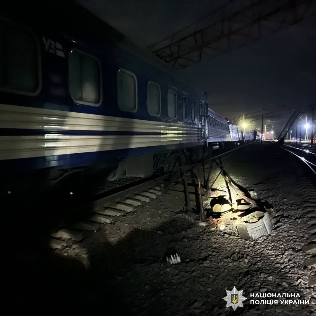 На Харківщині вантажівка зіткнулася з пасажирським поїздом