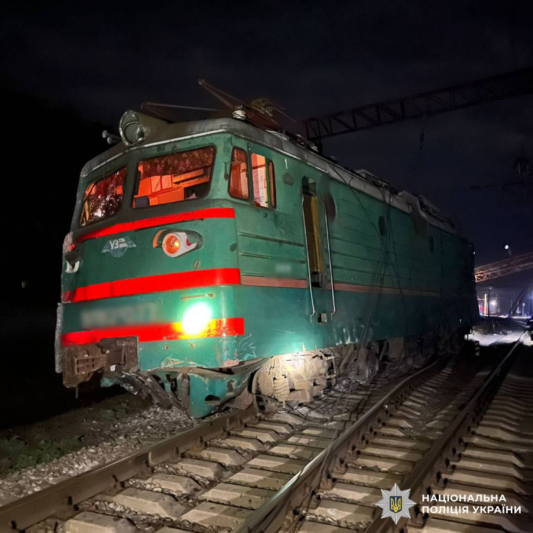 На Харківщині вантажівка зіткнулася з пасажирським поїздом - фото 2