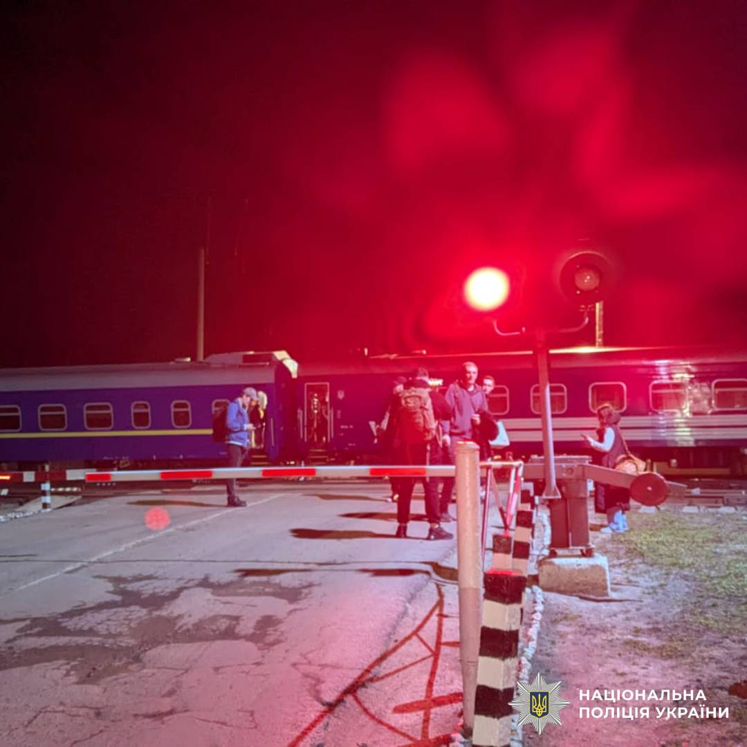 На Харківщині вантажівка зіткнулася з пасажирським поїздом - фото 3