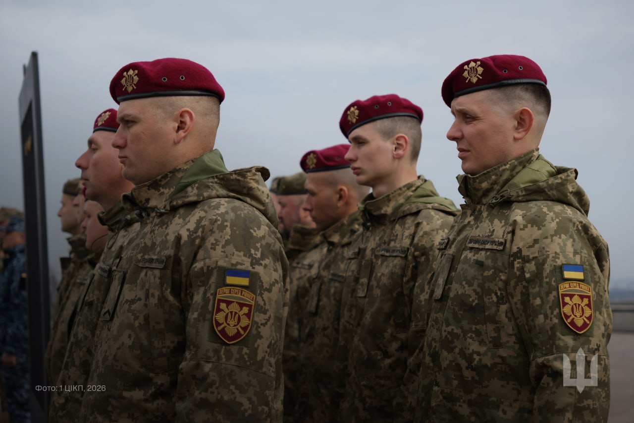 У столиці відкрили пам’ятний знак із плити Гостомельського аеропорту - фото 3