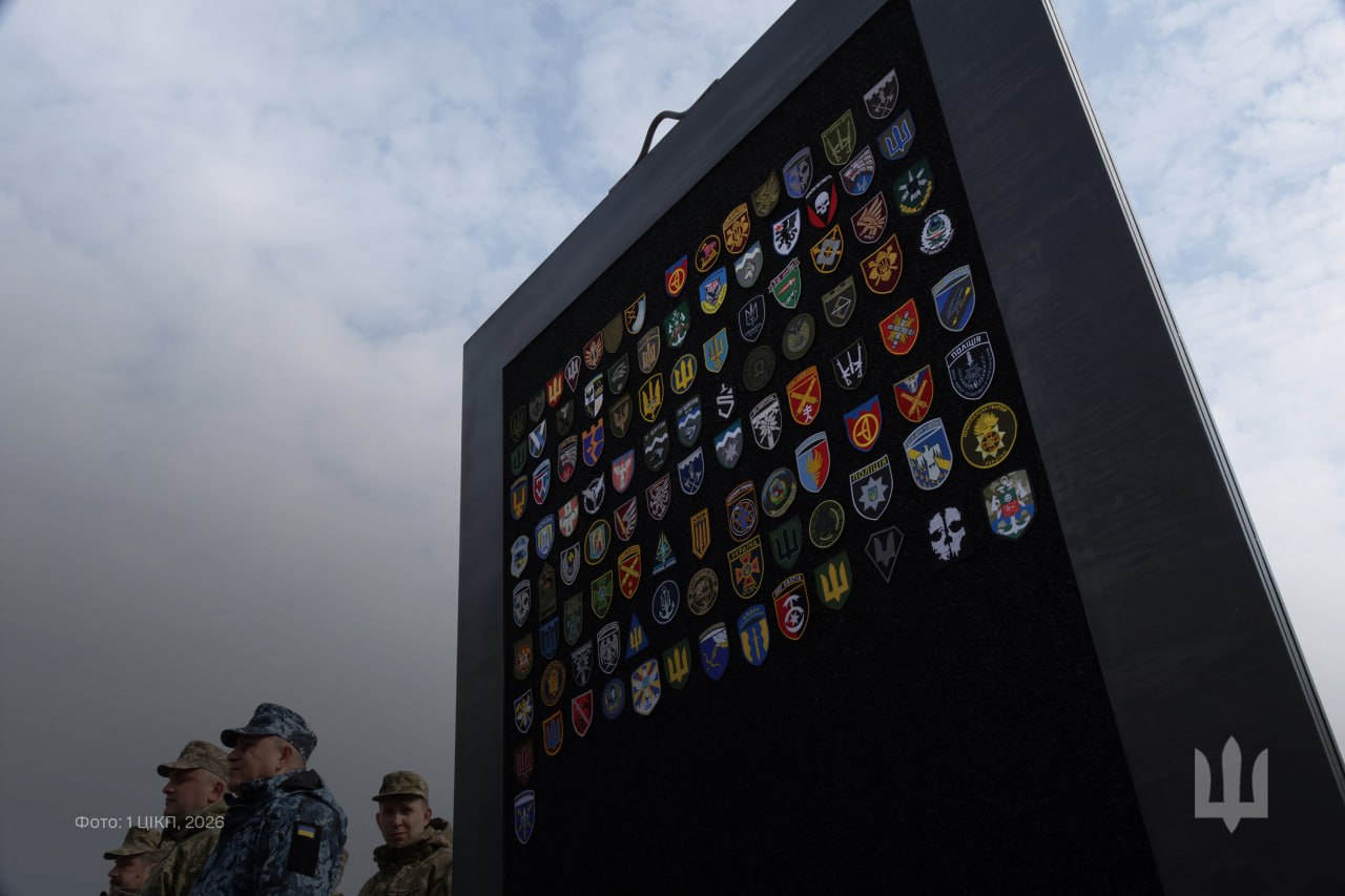 У столиці відкрили пам’ятний знак із плити Гостомельського аеропорту