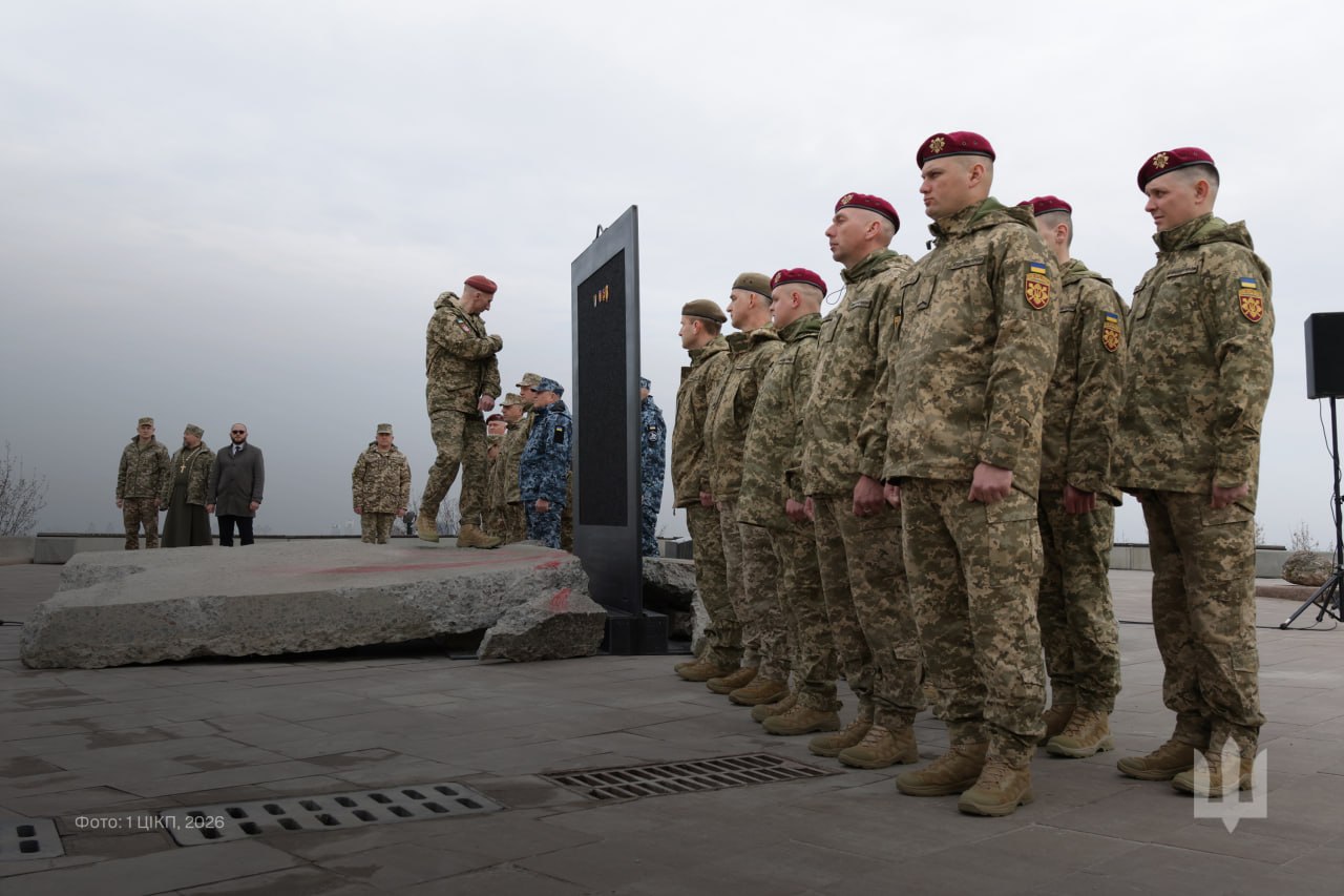 У столиці відкрили пам’ятний знак із плити Гостомельського аеропорту - фото 4