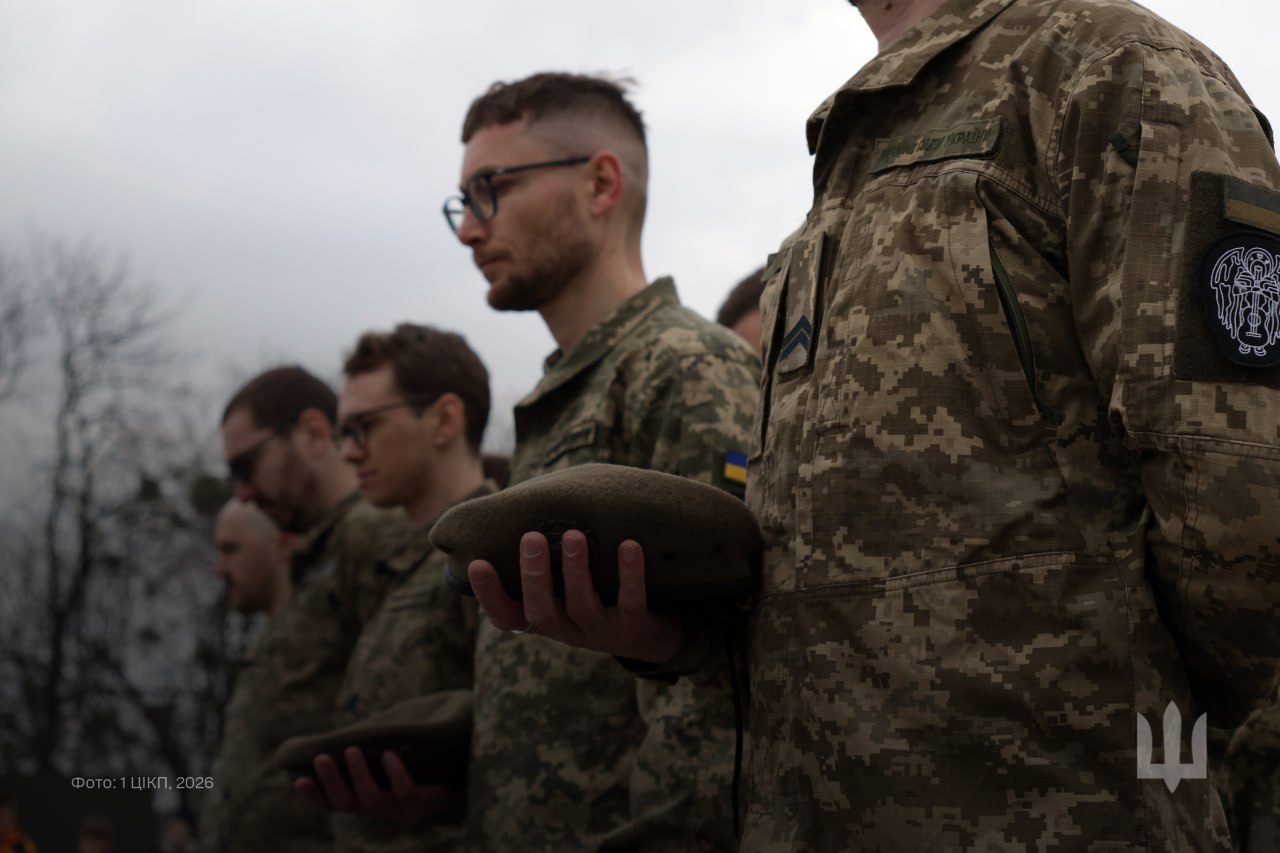 У столиці відкрили пам’ятний знак із плити Гостомельського аеропорту - фото 5