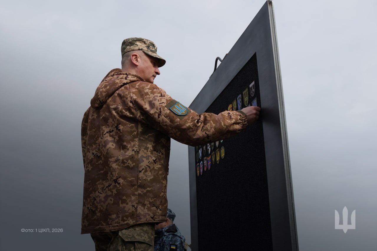 У столиці відкрили пам’ятний знак із плити Гостомельського аеропорту - фото 2