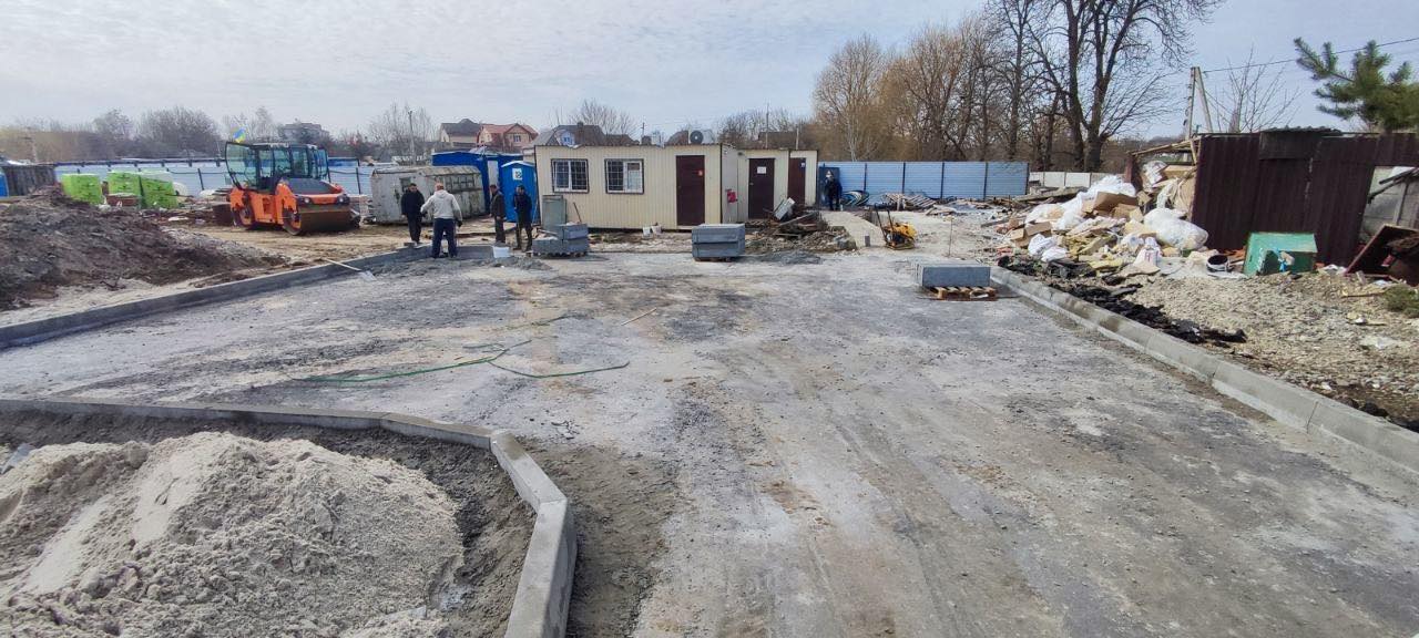 У селі Бузова триває відбудова багатоквартирного житлового будинку, пошкодженого через російську агресію