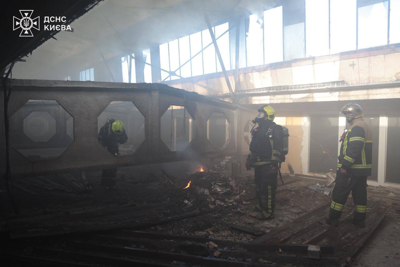 У Києві ліквідували наслідки ранкової атаки - фото 3