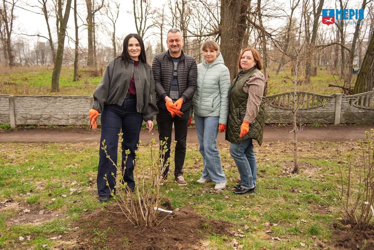 У Черкасах відбувся День благоустрою: до прибирання долучилися сотні містян - фото 4