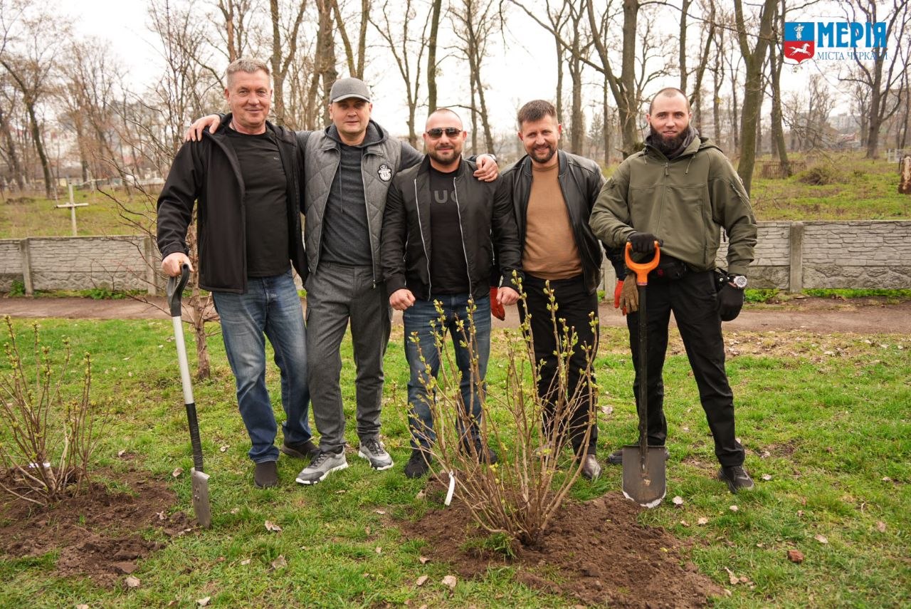 У Черкасах відбувся День благоустрою: до прибирання долучилися сотні містян - фото 5