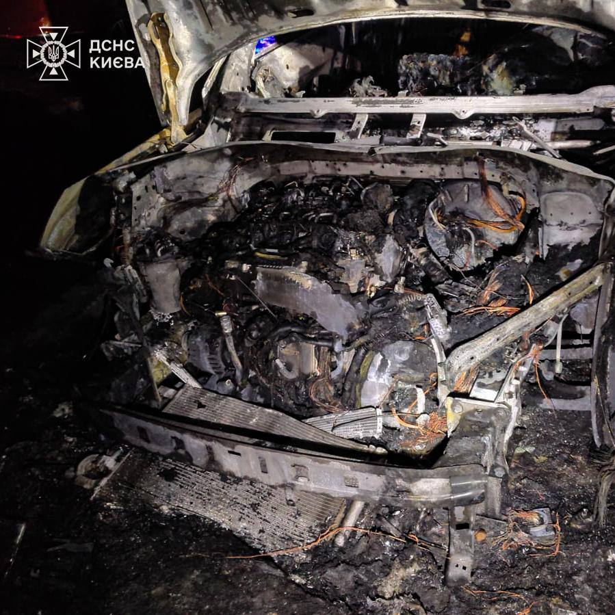 У Києві згорів автомобіль
