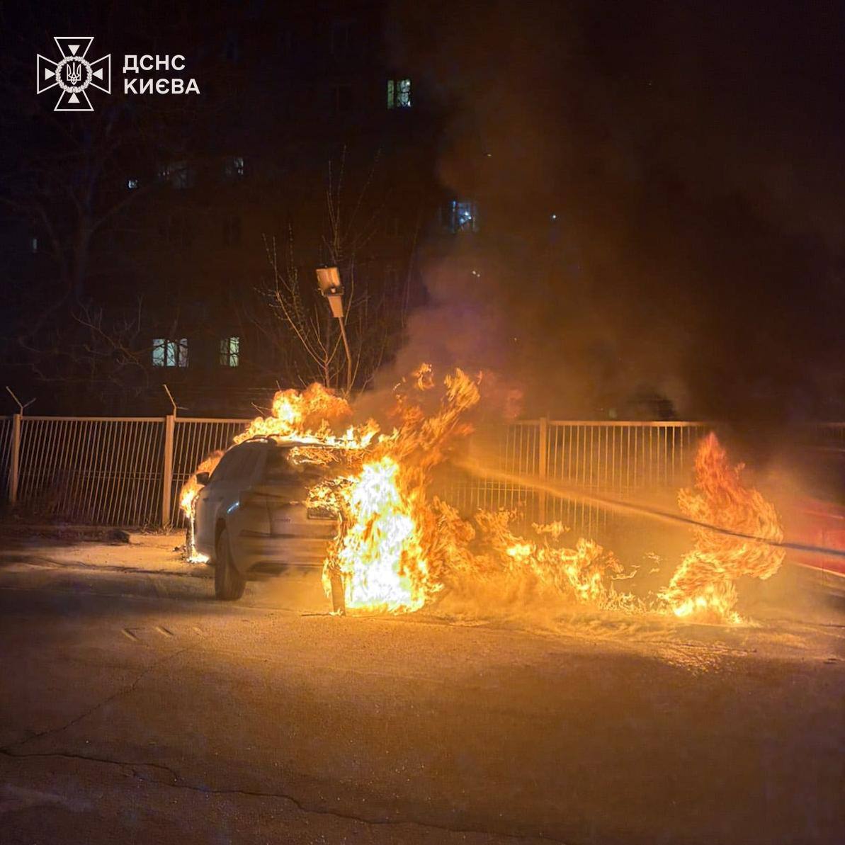 У Києві згорів автомобіль - фото 2