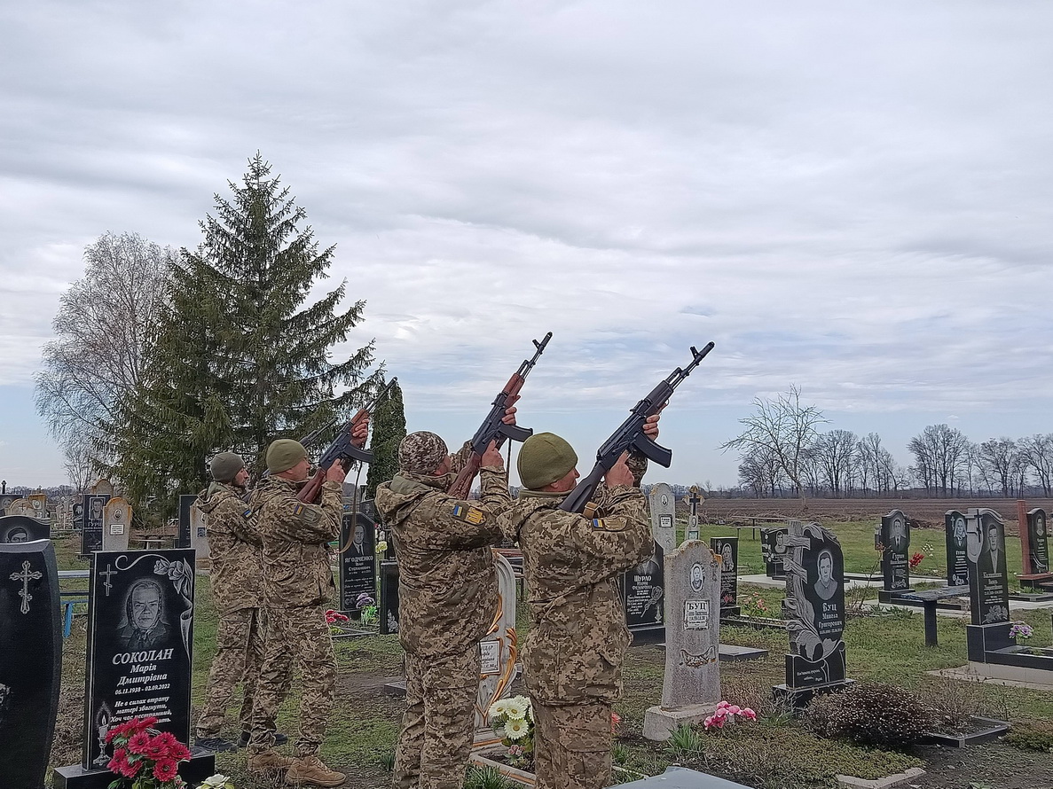 На Черкащині громада попрощалася з чотирма загиблими внаслідок атаки дрона - фото 4
