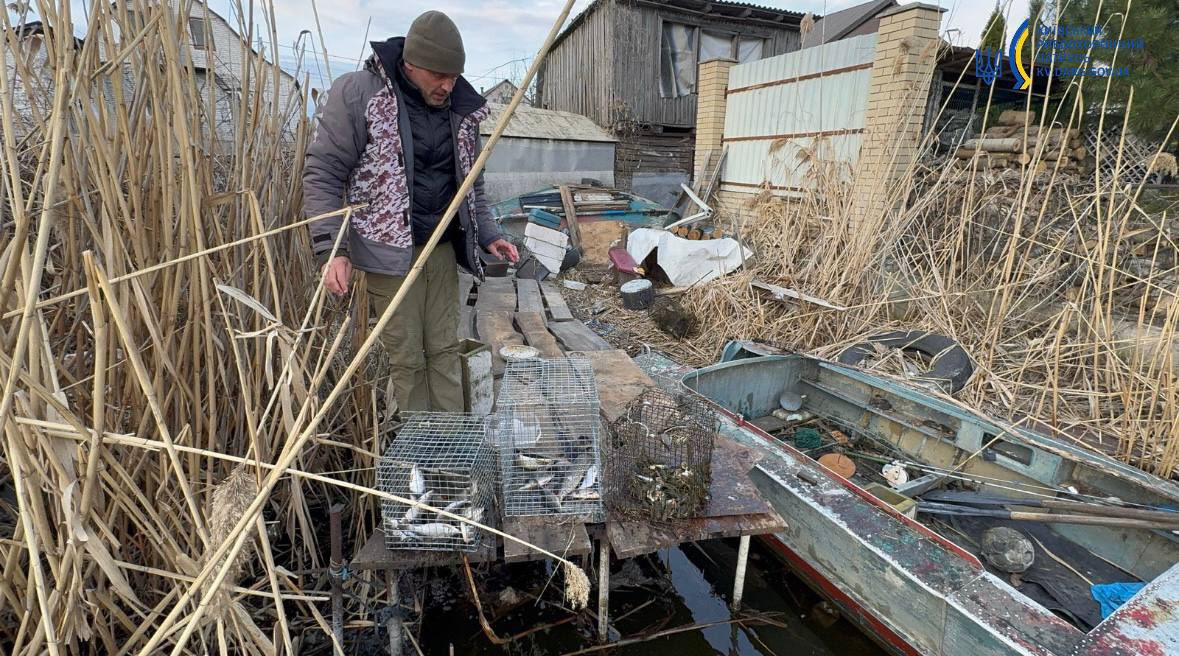 Рибоохоронний патруль на Київщині виявив браконьєрські сітки та раколовки - фото 2