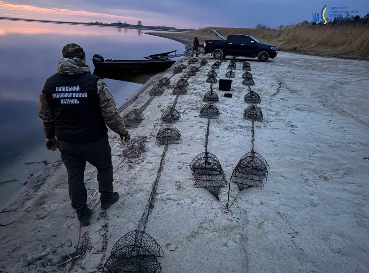 Рибоохоронний патруль на Київщині виявив браконьєрські сітки та раколовки