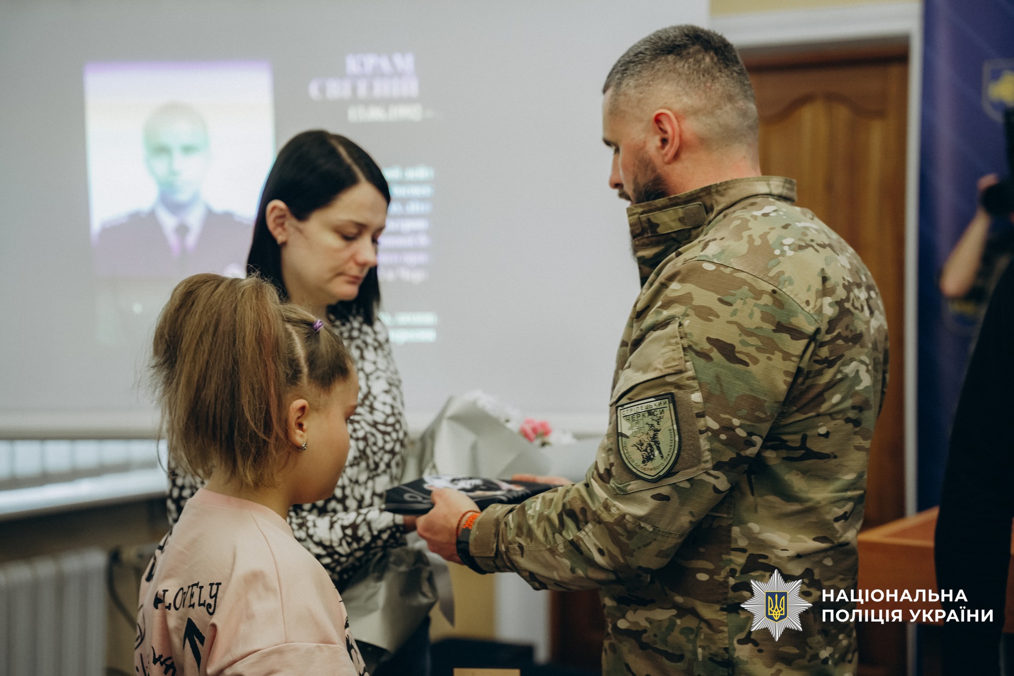 У Черкасах вручили нагороди рідним загиблих поліцейських. Фото - фото 2