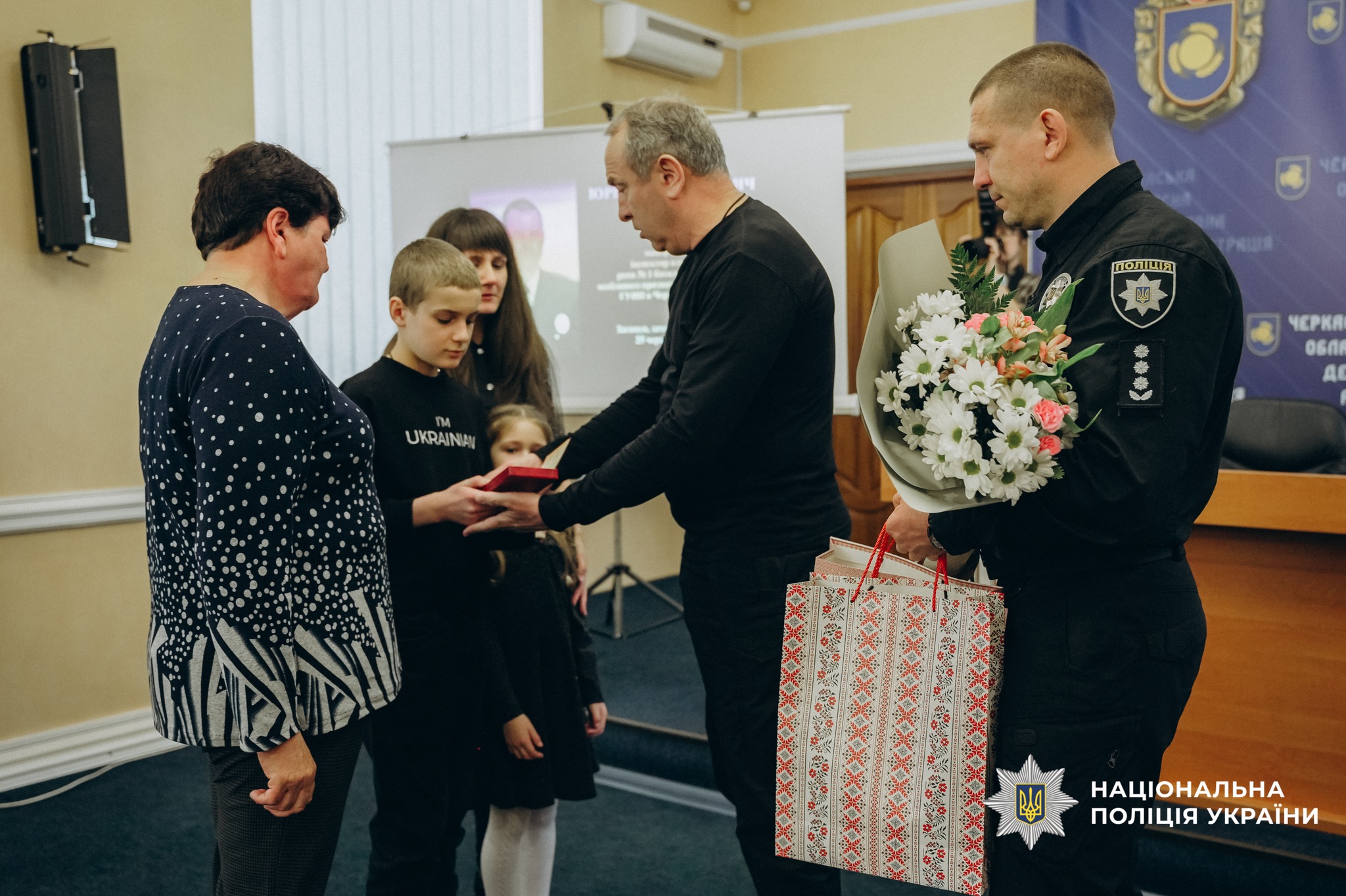 У Черкасах вручили нагороди рідним загиблих поліцейських. Фото - фото 4